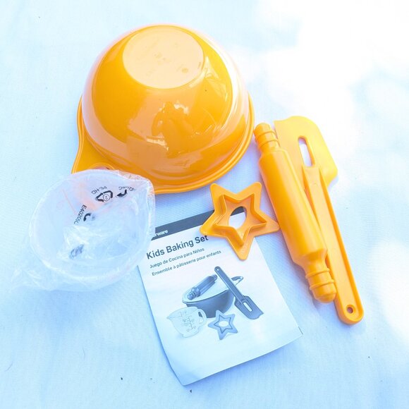 Brand New! TUPPERWARE - Kids baking set in sunshine yellow - Picture 3 of 6